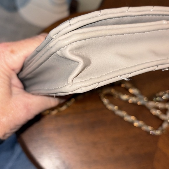 Bebe   Crossbody bag  quilted front and back  vegan leather  gray/ gold tone EUC - Picture 15 of 16